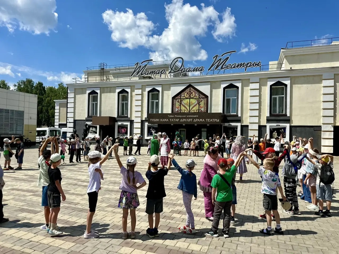 Театр алды гөрләде!